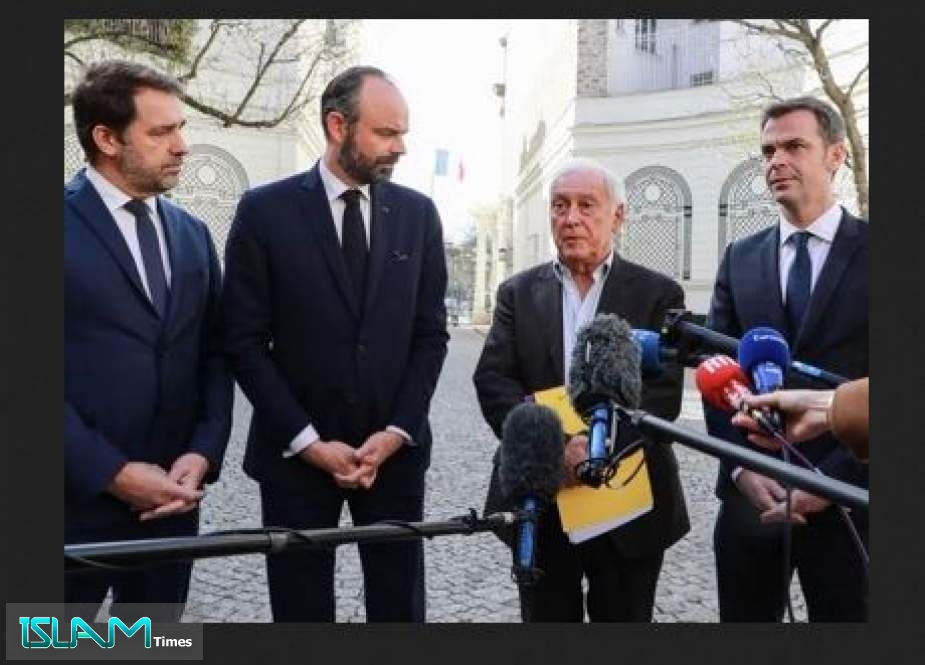 From left to right: the Minister of the Interior, the Prime Minister and the Minister of Health announce unconstitutional measures. They give the floor to the Chairman of the Covid-19 Scientific Committee and the National Ethics Advisory Committee to receive his "scientific" blessing.