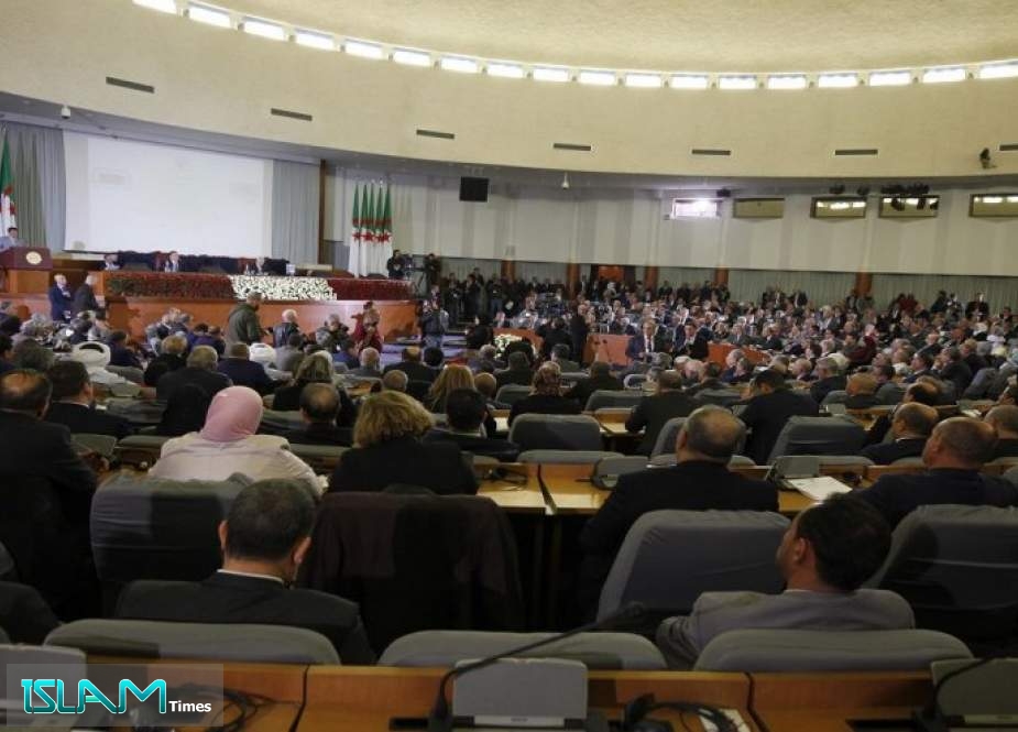 الرئاسة الجزائرية: لا للنظام البرلماني