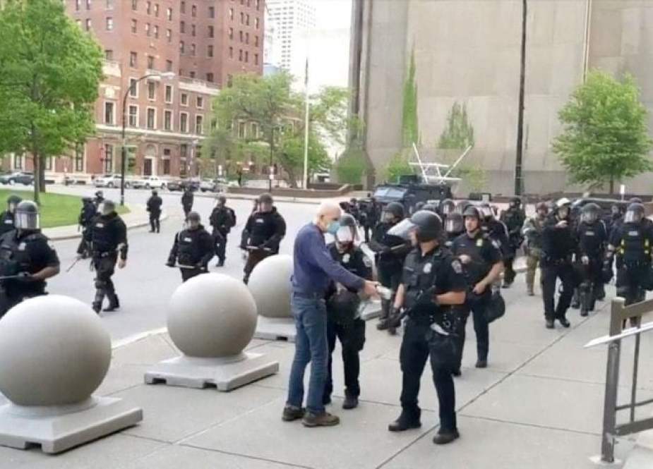 نیویارک میں پولیس کے 75 سالہ سیفد فام بزرگ کو زور دار دھکا دیکر گرانے کی ویڈیو وائرل