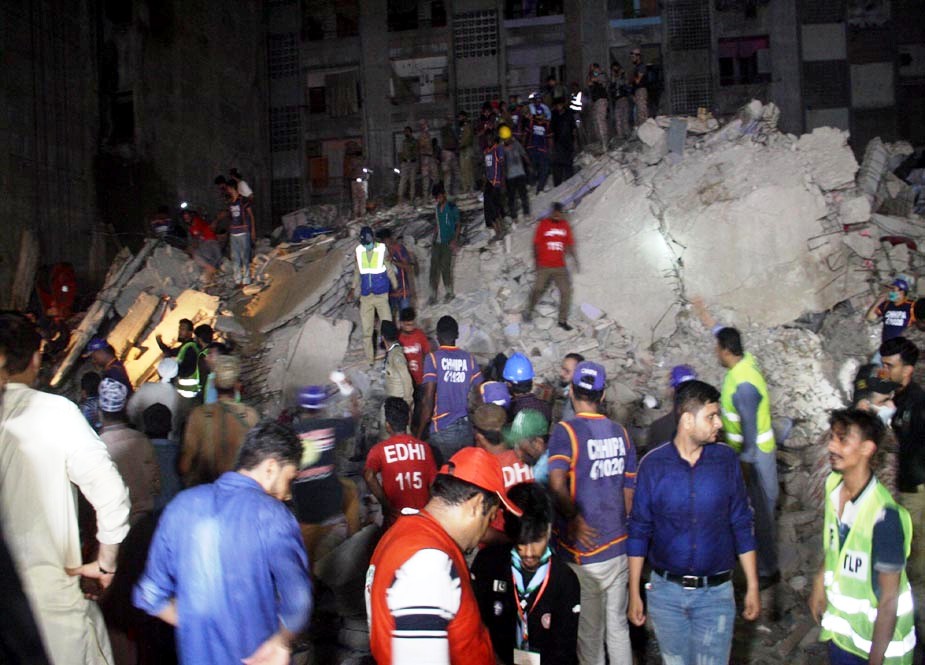کراچی میں لیاری کے علاقے کھڈا مارکیٹ پانچ اور تین منزلہ دو عمارتیں گر گئیں، امدادی کارروائیاں شروع