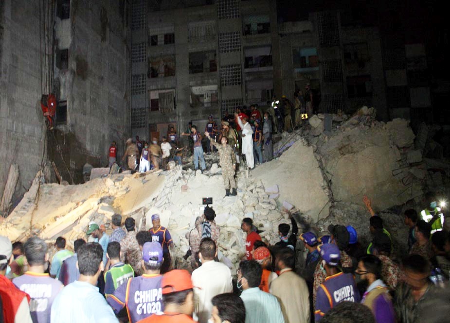 کراچی میں لیاری کے علاقے کھڈا مارکیٹ پانچ اور تین منزلہ دو عمارتیں گر گئیں، امدادی کارروائیاں شروع