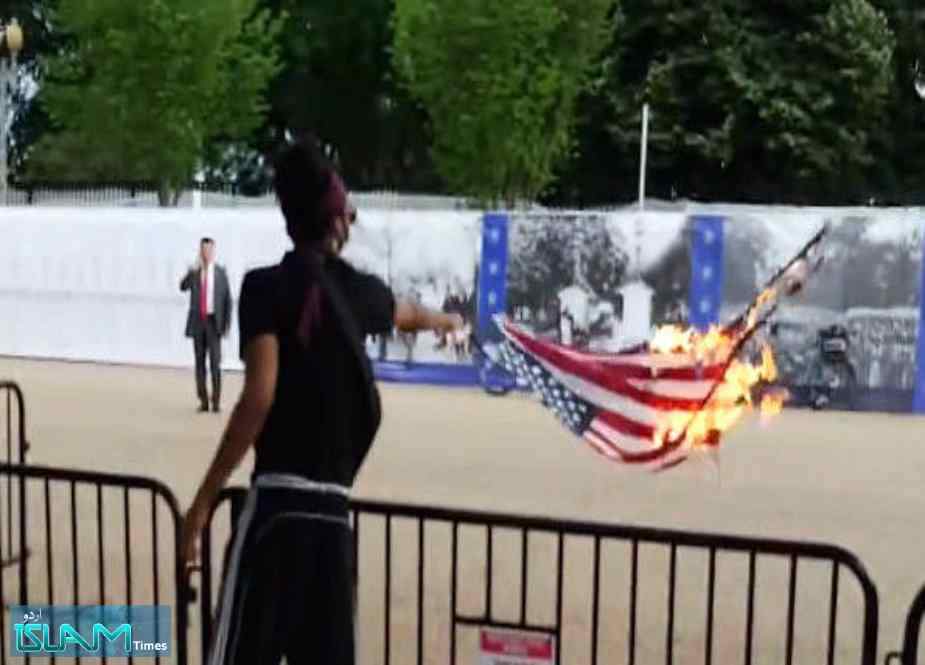 وائٹ ہاؤس کے سامنے جلتے امریکی پرچم