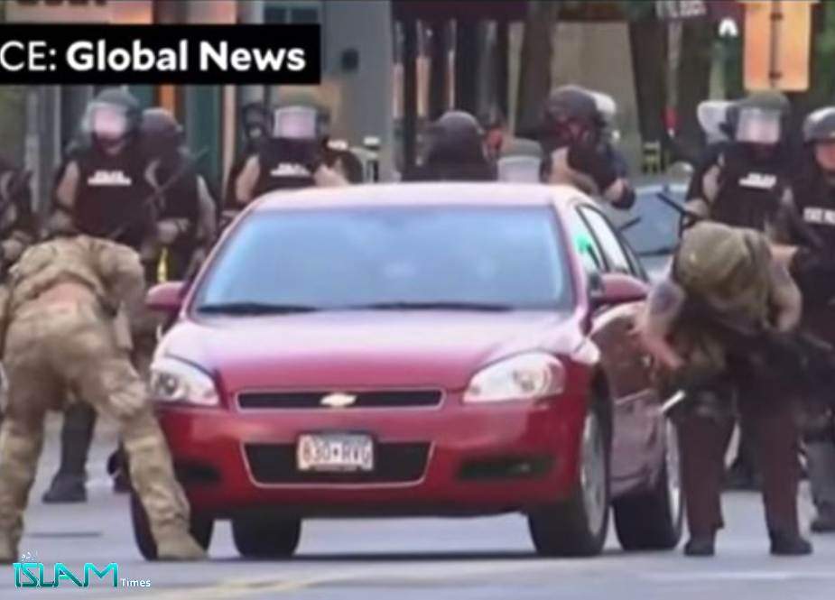 احتجاجی مظاہرین کیخلاف امریکی پولیس کا انوکھا حربہ، تمام گاڑیوں کے ٹائر کاٹ دیئے