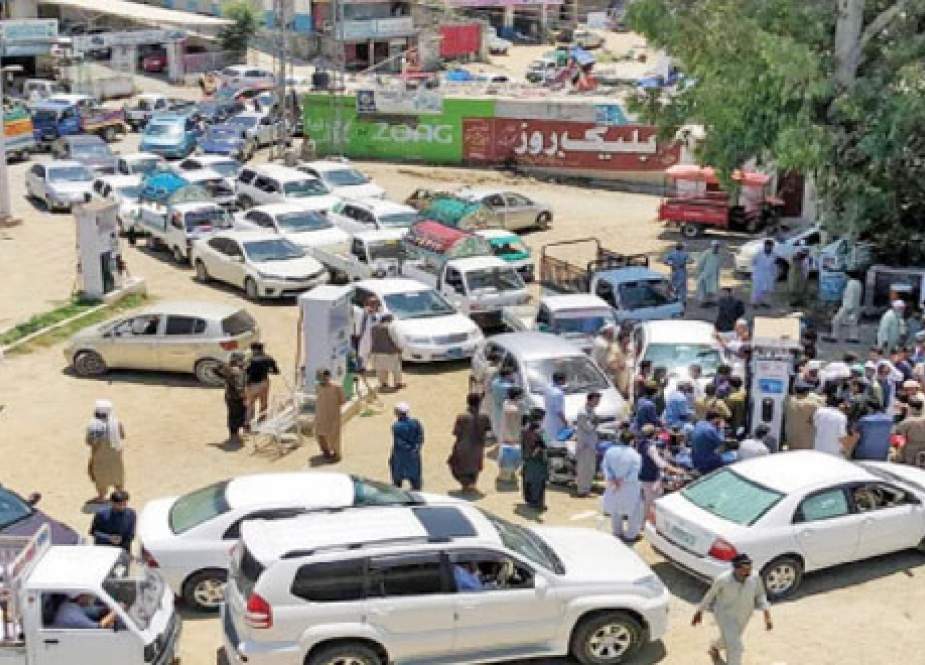 پٹرول بحران تین دنوں میں حل نہ ہوسکا، خیبر پختونخوا میں پمپوں پر گاڑیوں کی لمبی قطاریں