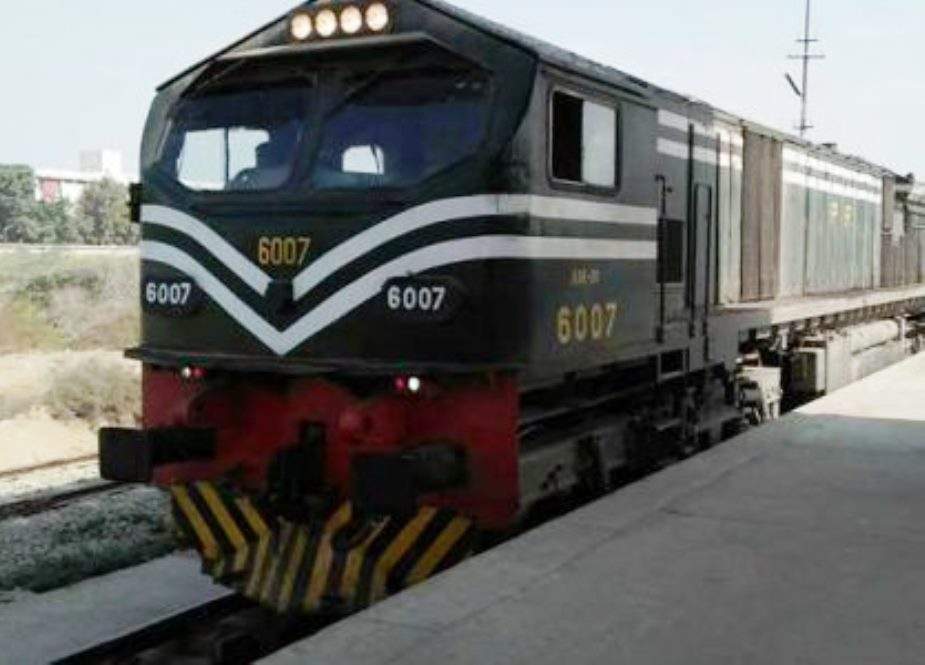 لاہور سے کراچی جانیوالی ٹرین تیز گام کو پتوکی کے قریب حادثہ، انجن تباہ