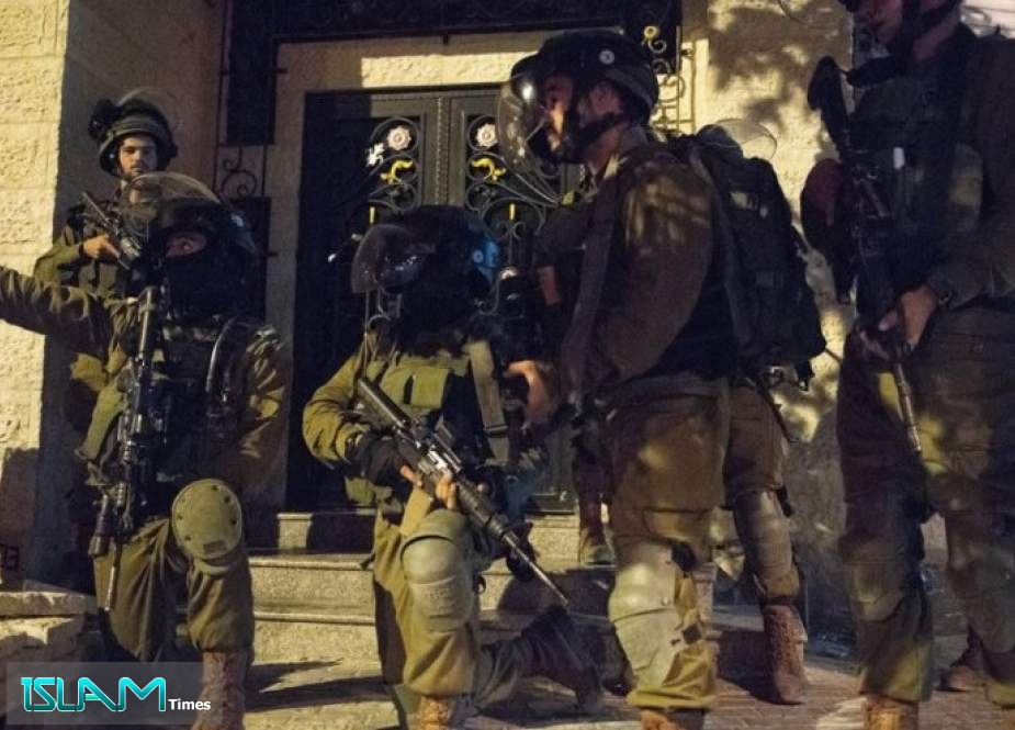قوات الاحتلال تعتقل عددا من الشبان وتستهدف صحفيين