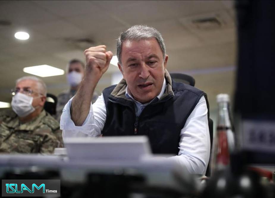 وزير الدفاع التركي يستعرض قوة بلاده في ليبيا