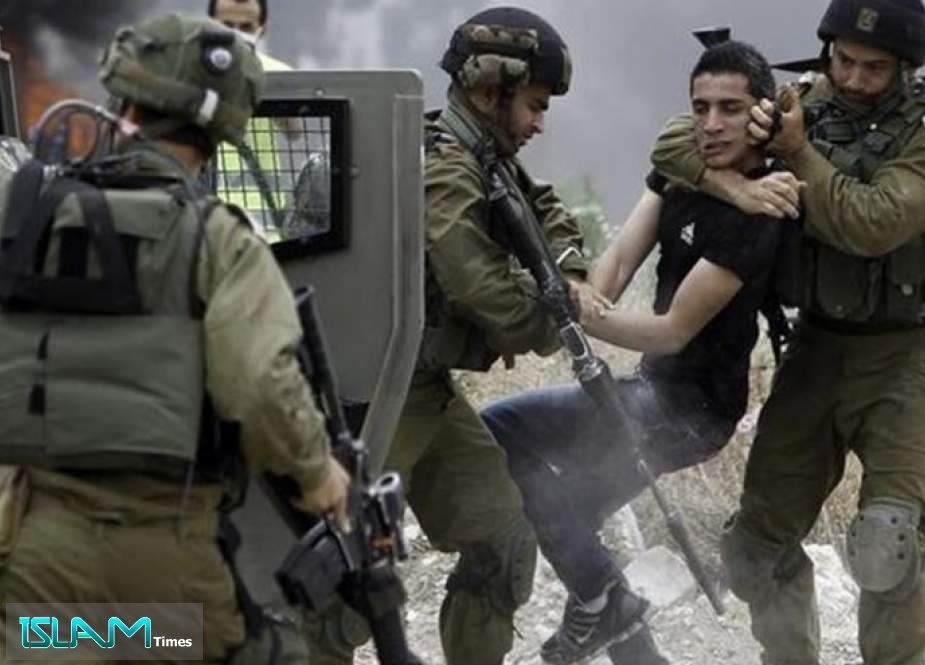اعتقالات ومداهمات لمنازل فلسطينيين بالضفة الغربية