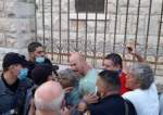 شاهد بالصور.. شرطة الإحتلال تقمع متظاهرين أمام بيت نتانياهو