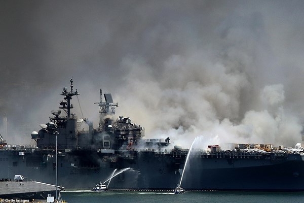 سین ڈیاگو نیول بیس پر جلتا امریکی جنگی بحری بیڑہ
