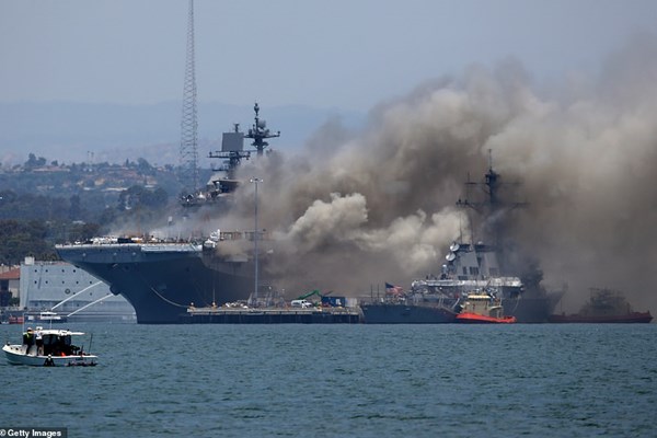 سین ڈیاگو نیول بیس پر جلتا امریکی جنگی بحری بیڑہ