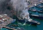 امریکہ، سین ڈیاگو نیول بیس میں کھڑا جنگی بحری بیڑہ دھماکے سے جل اٹھا