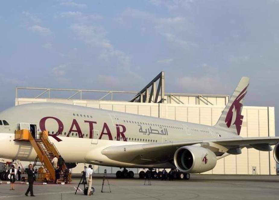 Qatar Airways Boeing 787-8 Dreamliner airplane.jpg