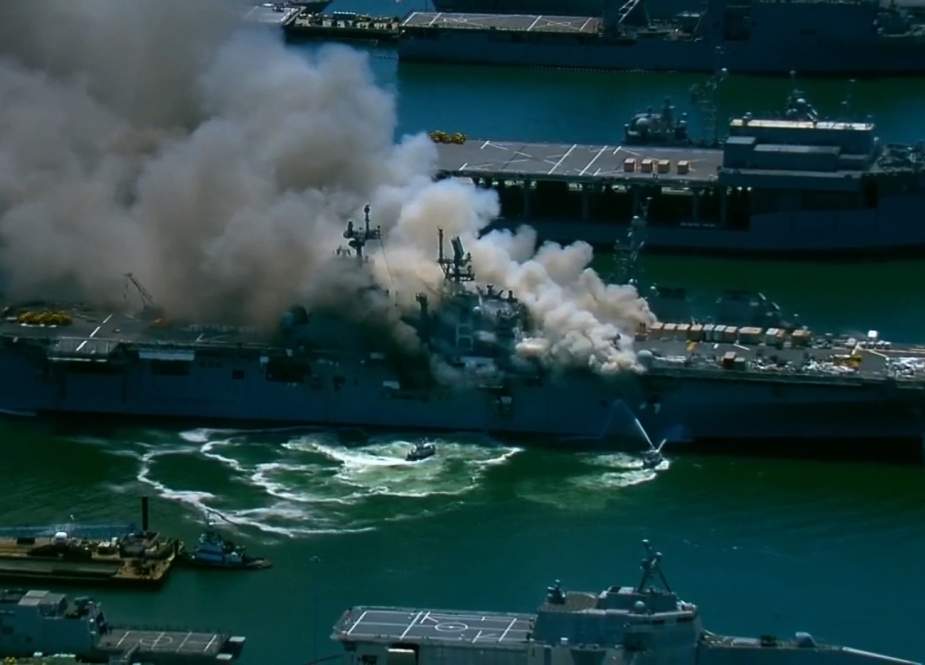 Pemadam Kebakaran Masih Belum Berhasil Jinakkan Api Kapal USS Bonhomme Richard  