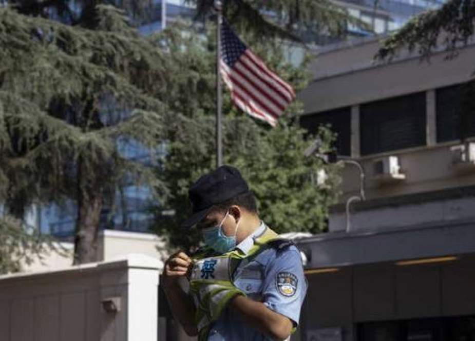 پرچم ملی آمریکا از ساختمان کنسولگری در«چنگدو» چین پایین کشیده شد