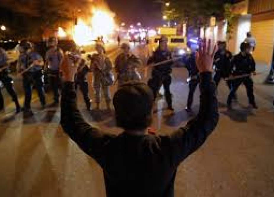 Demonstran mengangkat tangan namun tetap ditembak oleh polisi AS.jpg