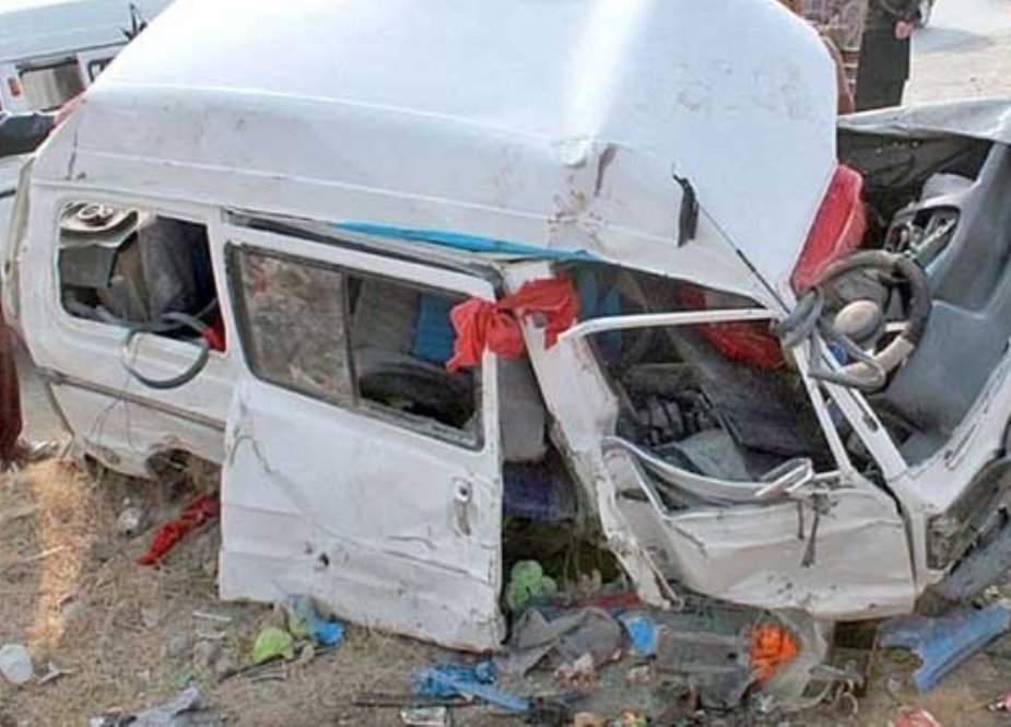 مظفرگڑھ میں مسافر وین اور کار کے مابین خوفناک تصادم، 9 افراد جاں بحق