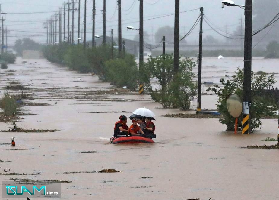 Hundreds of Koreans Flee As Floods Trigger Landslides, Sweep Away Cars