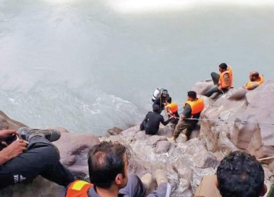 کوہستان میں رکشہ دریا میں گر گیا، 6 افراد لاپتہ