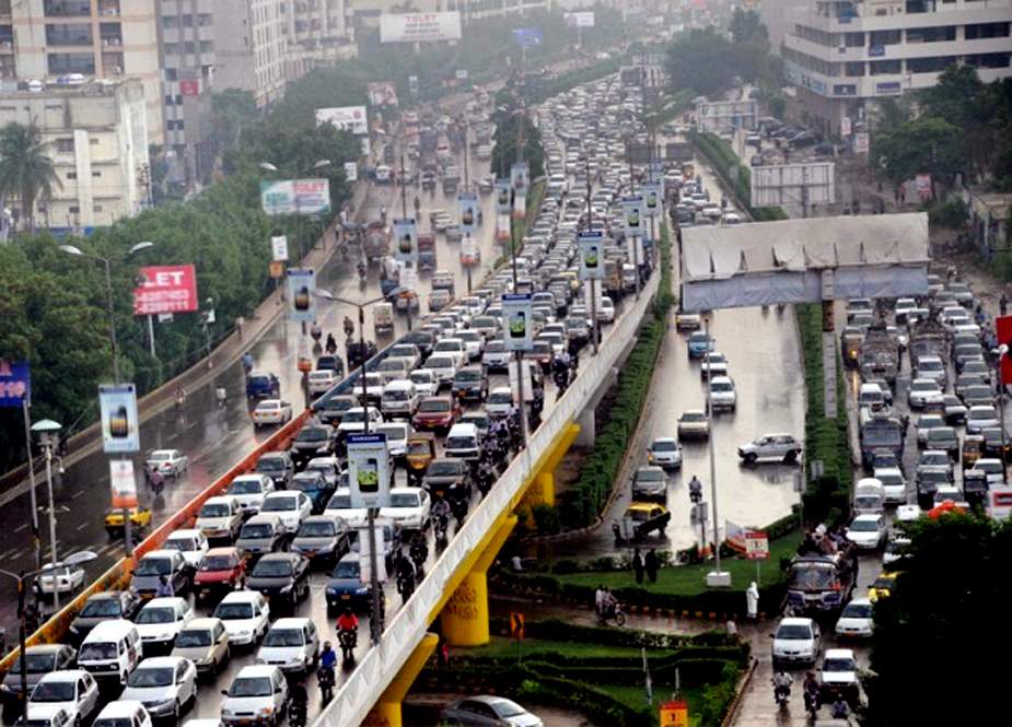 کراچی میں بارش کے دوران بدترین ٹریفک جام، سڑکوں پر گاڑیوں کی طویل قطاریں