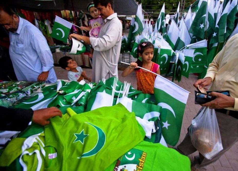 لاہور، جشن آزادی کی تیاریاں عروج پر، شہری جھنڈے خریدنے میں مصروف