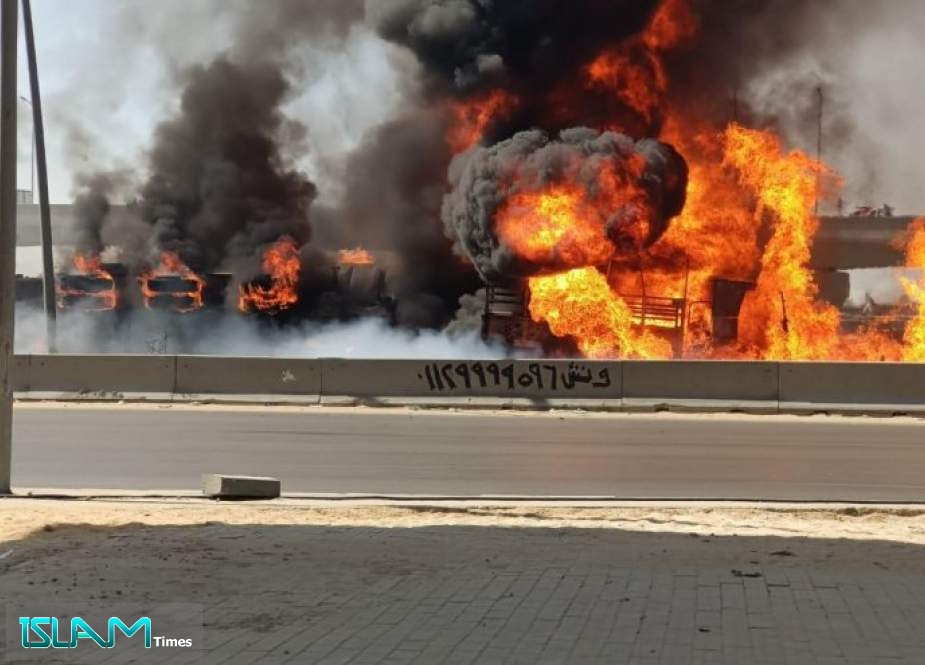 إصابة شخصين وتفحم 7 سيارات جراء حريق ضخم بمصر