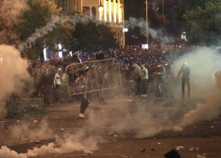بیروت شب نارآرامی را پشت سر گذراند/معترضان به چند وزارتخانه حمله کردند