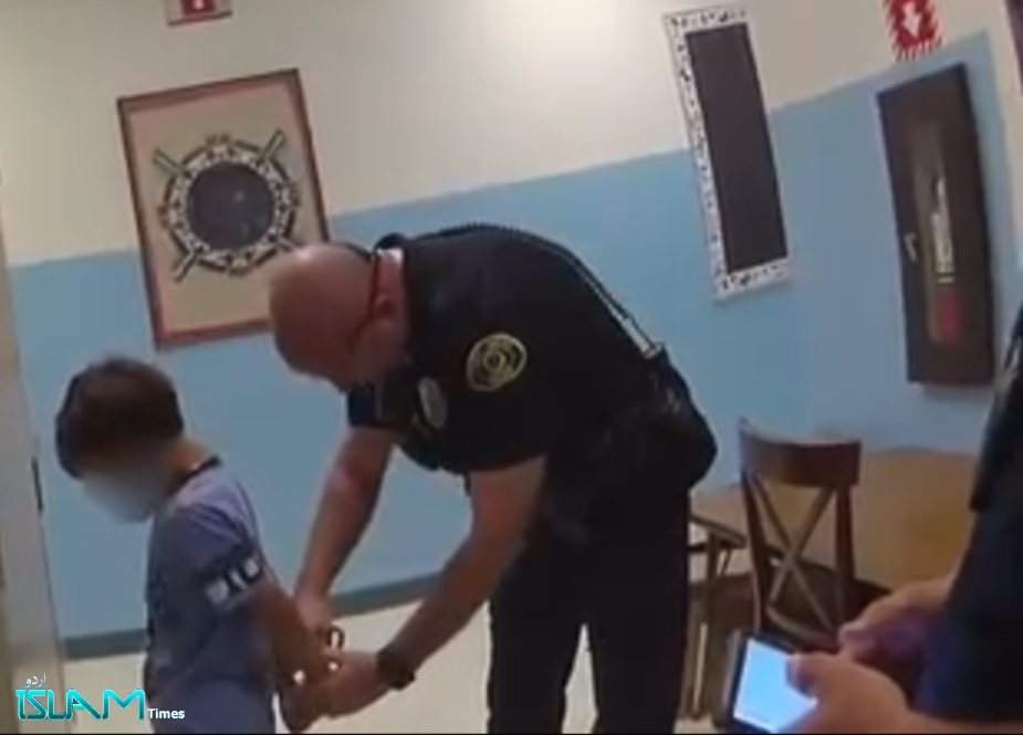 امریکی پولیس کیجانب سے 8 سالہ معذور بچے کو ہتھکڑی پہنائے جانیکی شرمناک ویڈیو جاری