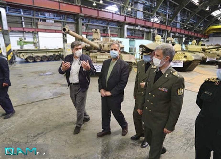 وزير الدفاع الايراني يفتتح منشأة تطوير قدرات الدبابات الايرانية