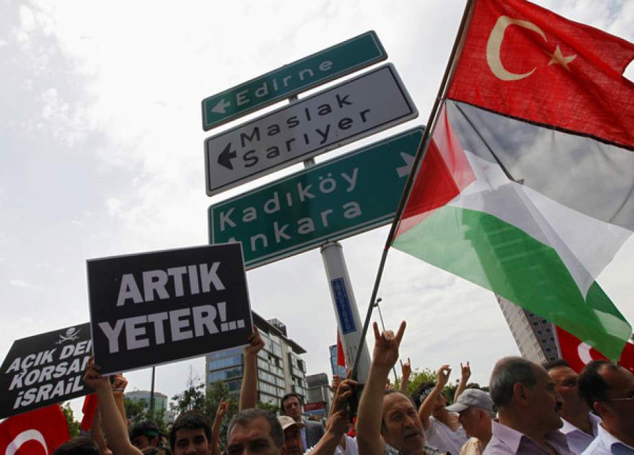 Demonstrators waving flags of Turkey and Palestine during a protest against Israel in Istanbul.JPG