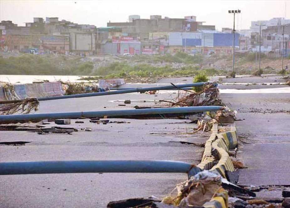 ناقص تعمیر، پانی کی عدم نکاسی، کراچی کی شاہراہیں اور سڑکیں ٹوٹ پھوٹ کا شکار