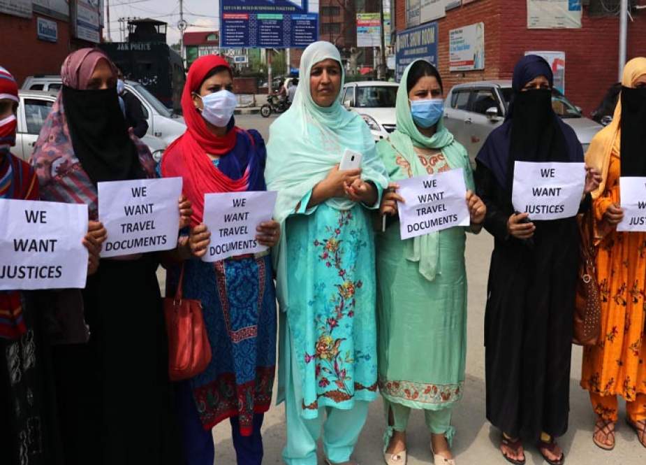 سرینگر میں پاکستانی نژاد خواتین کا شہری حقوق اور سفری دستاویزات کا مطالبہ
