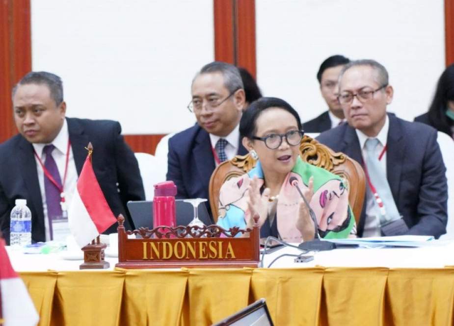 Menteri Luar Negeri Retno Marsudi berbicara dalam Pertemuan Khusus Menlu ASEAN-China di Vientienne, Laos.jpeg
