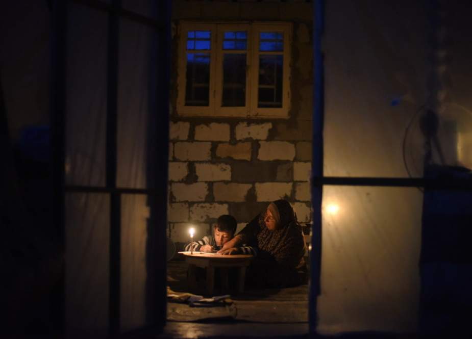 Warga Gaza tanpa listrik (Electronic Intifada).