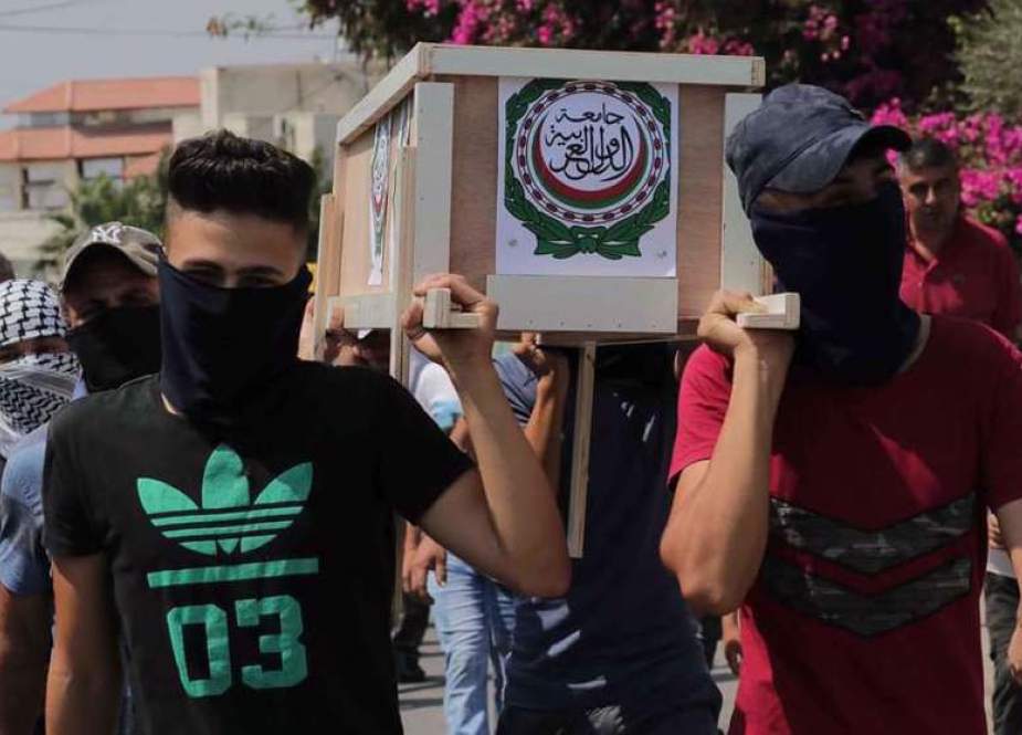 Warga Palestina Mengadakan Pemakaman Simbolis Liga Arab 