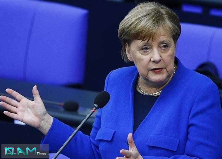 Merkel Plans to Take 1,500 Refugees from Greek Islands