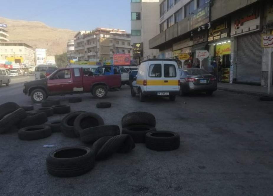 استمرار قطع بعض الطرقات في شرق لبنان