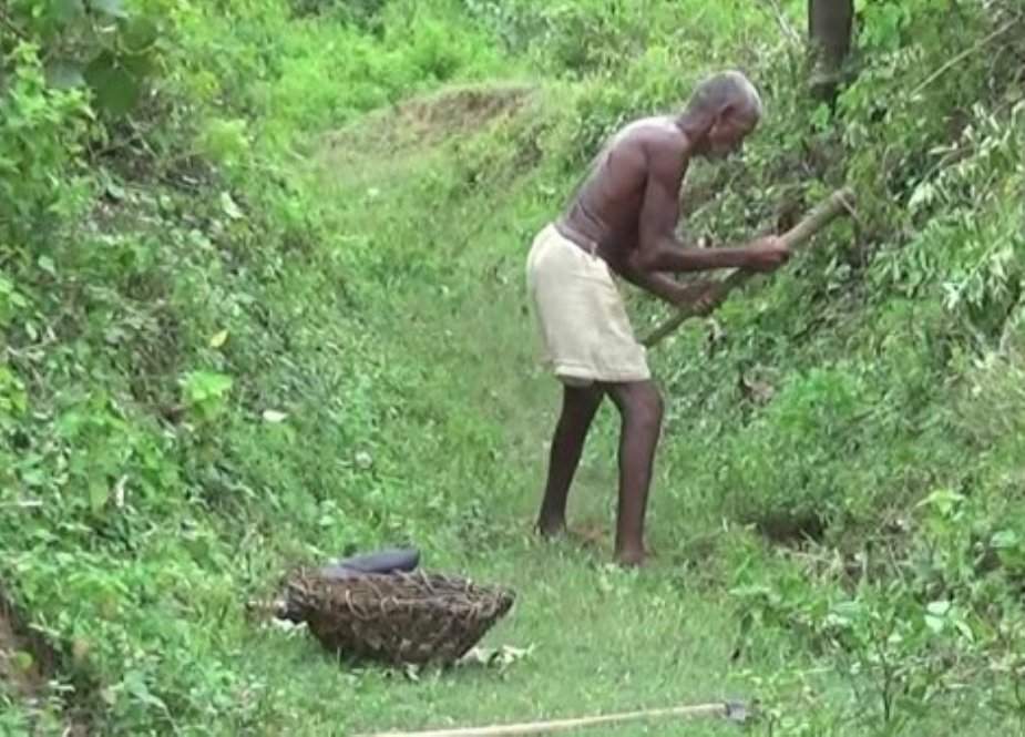 بھارتی شخص نے تنہا 30 برس میں پانی کی نہر کھود ڈالی