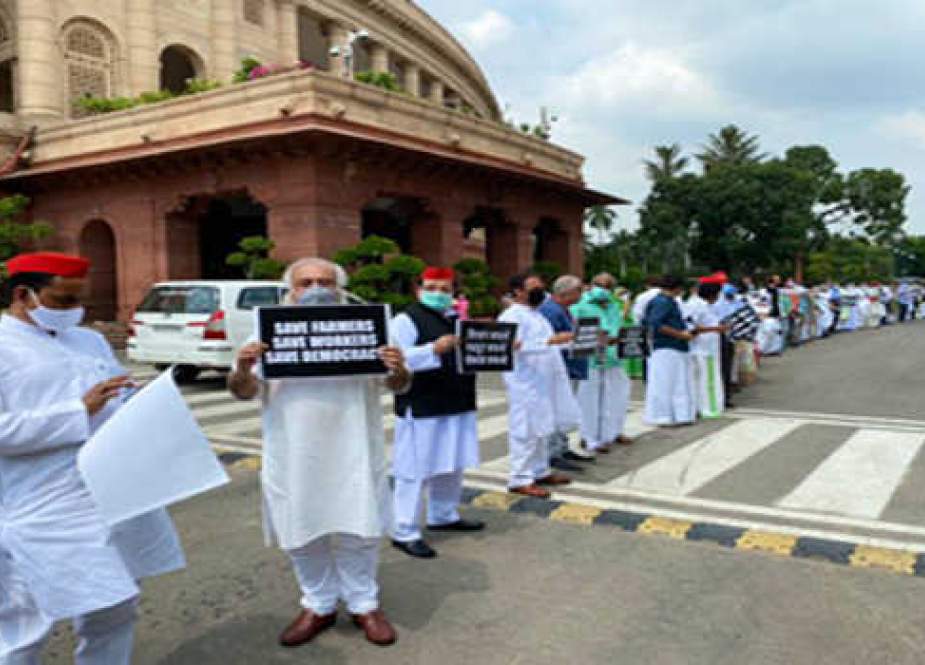 بھارت، کسان اور مزدور مخالف بلوں کے سلسلے میں اپوزیشن کا پارلیمنٹ احاطے میں احتجاج