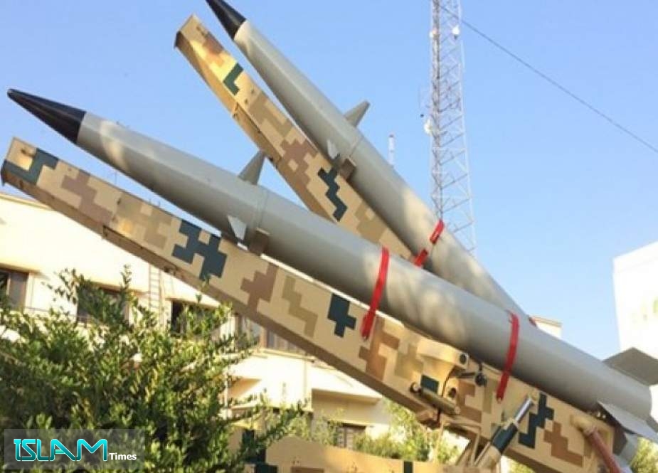 الحرس الثوري يعرض منصة لإطلاق صاروخين من نوع رعد500