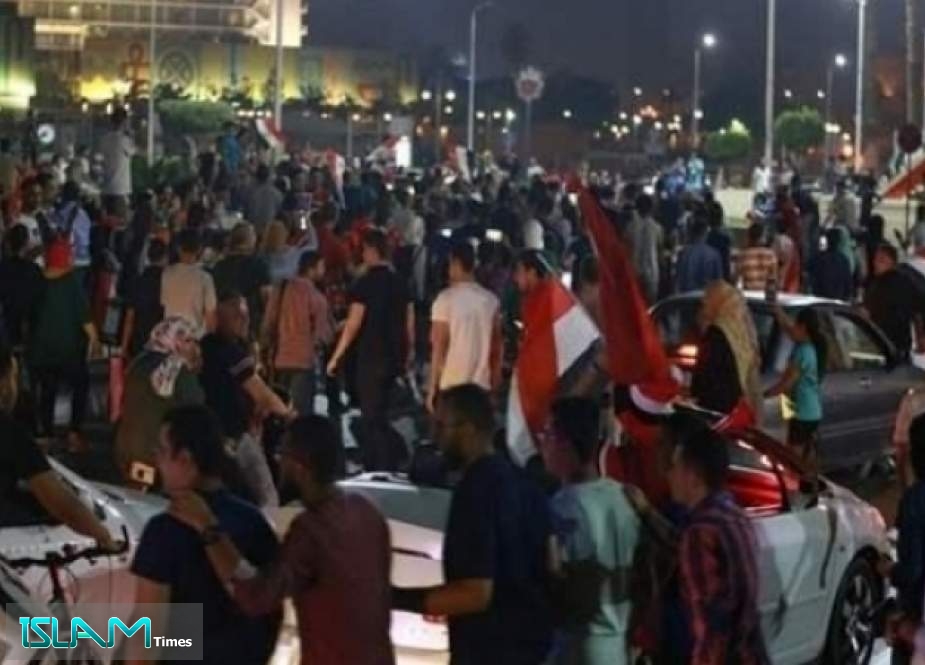 رغم سقوط قتلى وجرحى.. المصريون مستمرون في التظاهر