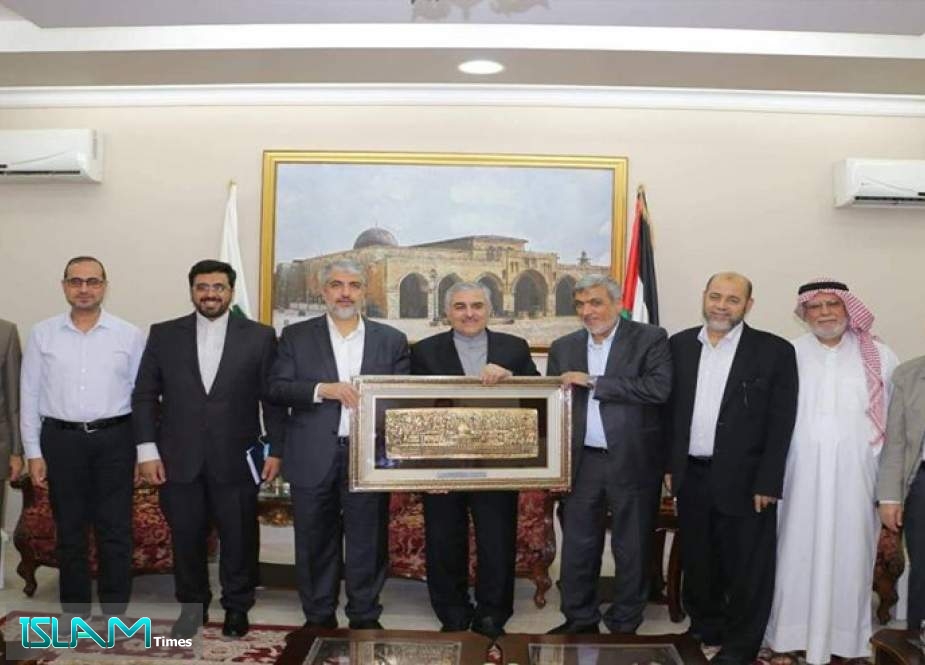 حماس تكرم السفير الإيراني في الدوحة