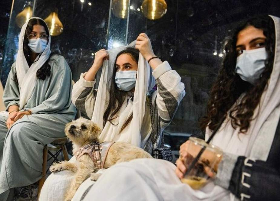 سعودی عرب میں کتوں سمیت آنیوالی خواتین کا کیفے کھول دیا گیا
