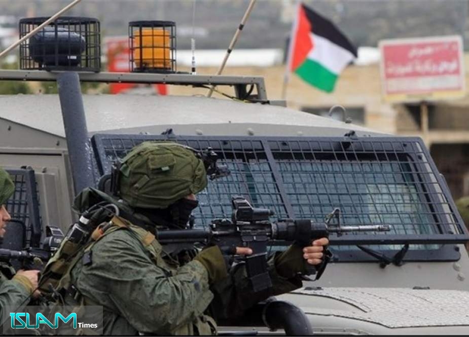 Israeli Troops Injure Palestinian Teenage in Al-Khalil
