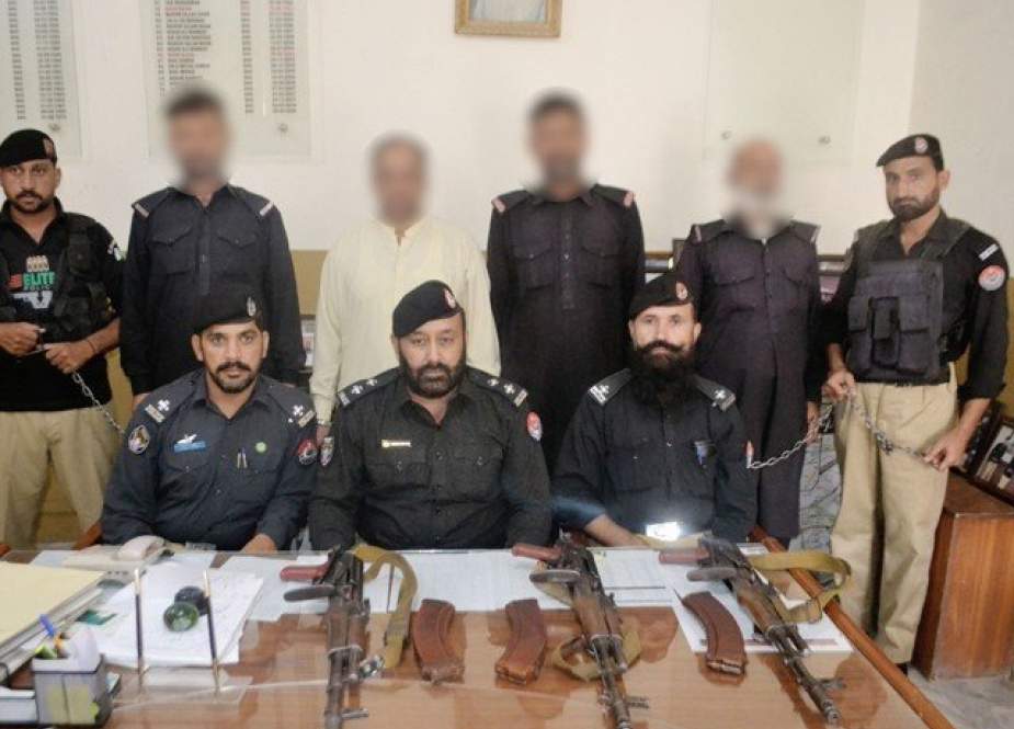 پشاور پولیس کی کارروائی، سرکاری وردی میں ملبوس 4 ملزمان اسلحہ سمیت گرفتار