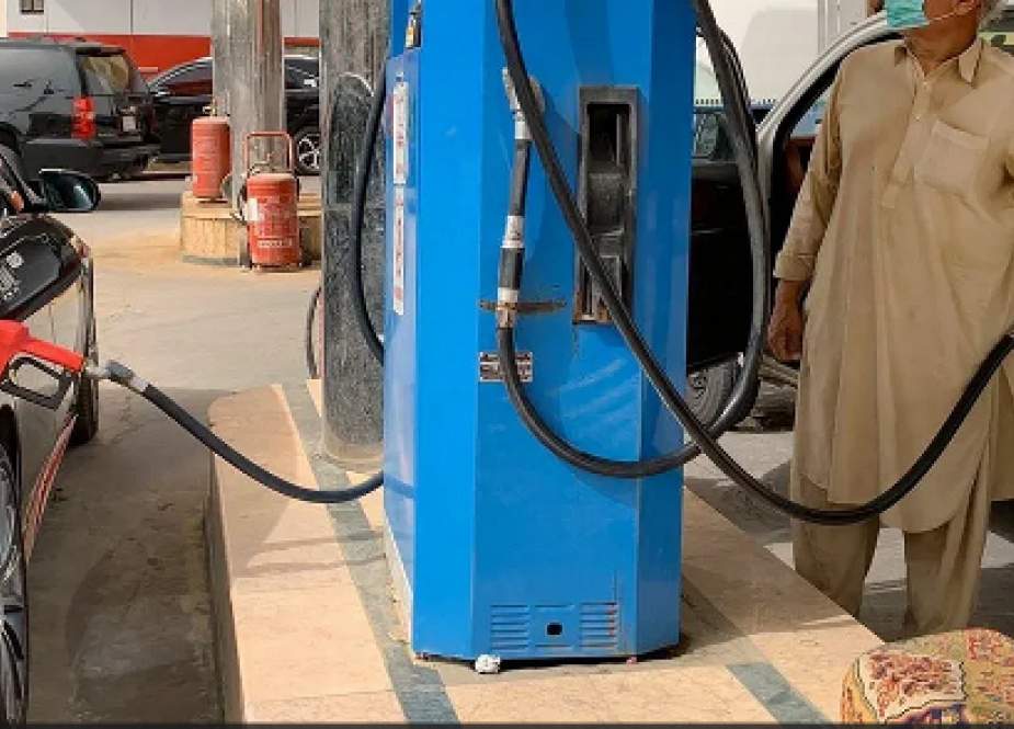 Warga Saudi mengisi bensin (MEMO).