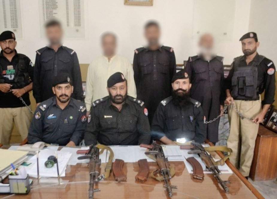 پشاور، سرکاری وردی میں ملبوس 4 ملزمان اسلحہ سمیت گرفتار
