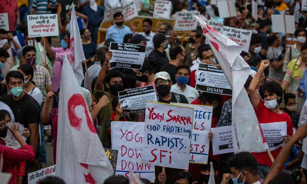 بھارتی ریاست اترپردیش میں 21 سالہ لڑکی کی اجتماعی آبروریزی، بھارت سراپا احتجاج