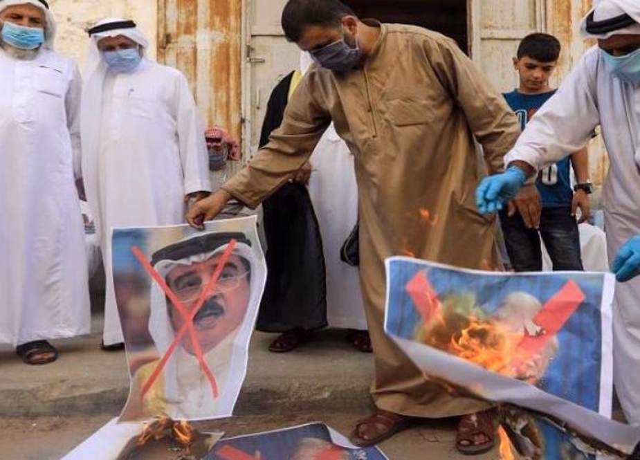 Palestinians burn images of the Bahraini king, US president and the Israeli prime minister.jpg