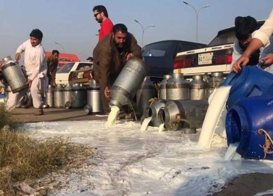 پشاور میں ملاوٹ مافیا کیخلاف بڑا کریک ڈاؤن، 2 ہزار لیٹر مضر صحت دودھ تلف